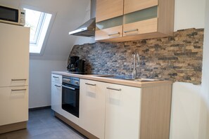 Frigorifero, forno, piano cottura, lavastoviglie