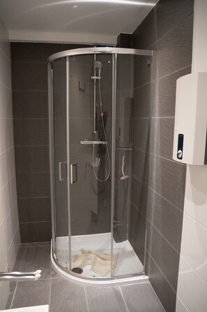 Ducha, secador de pelo, toallas