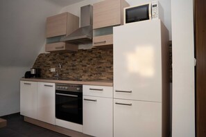 Køleskab, mikrobølgeovn, ovn, kogeplade