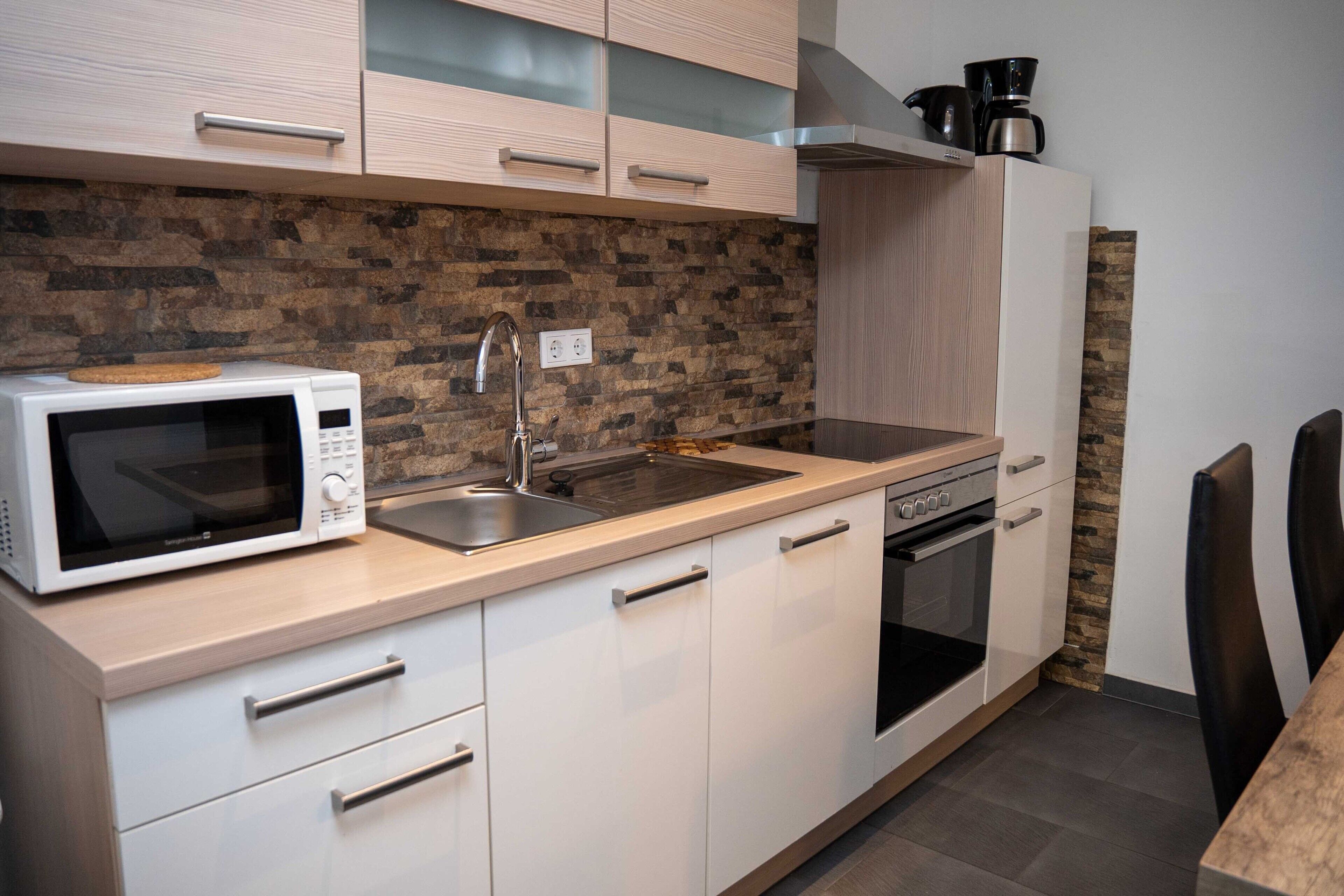 Kühlschrank, Mikrowelle, Ofen, Herdplatte