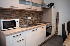 Jääkaappi, mikroaaltouuni, uuni, liesi