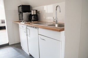 Jääkaappi, mikroaaltouuni, uuni, liesi