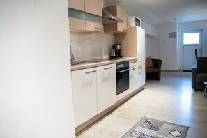 Frigorifero, microonde, forno, piano cottura