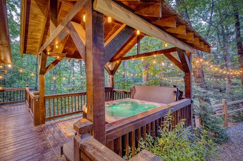 ❤ SALE ❤ Private Couples Nature Retreat, Fire Pit, Hot Tub, Screened Porch Swing