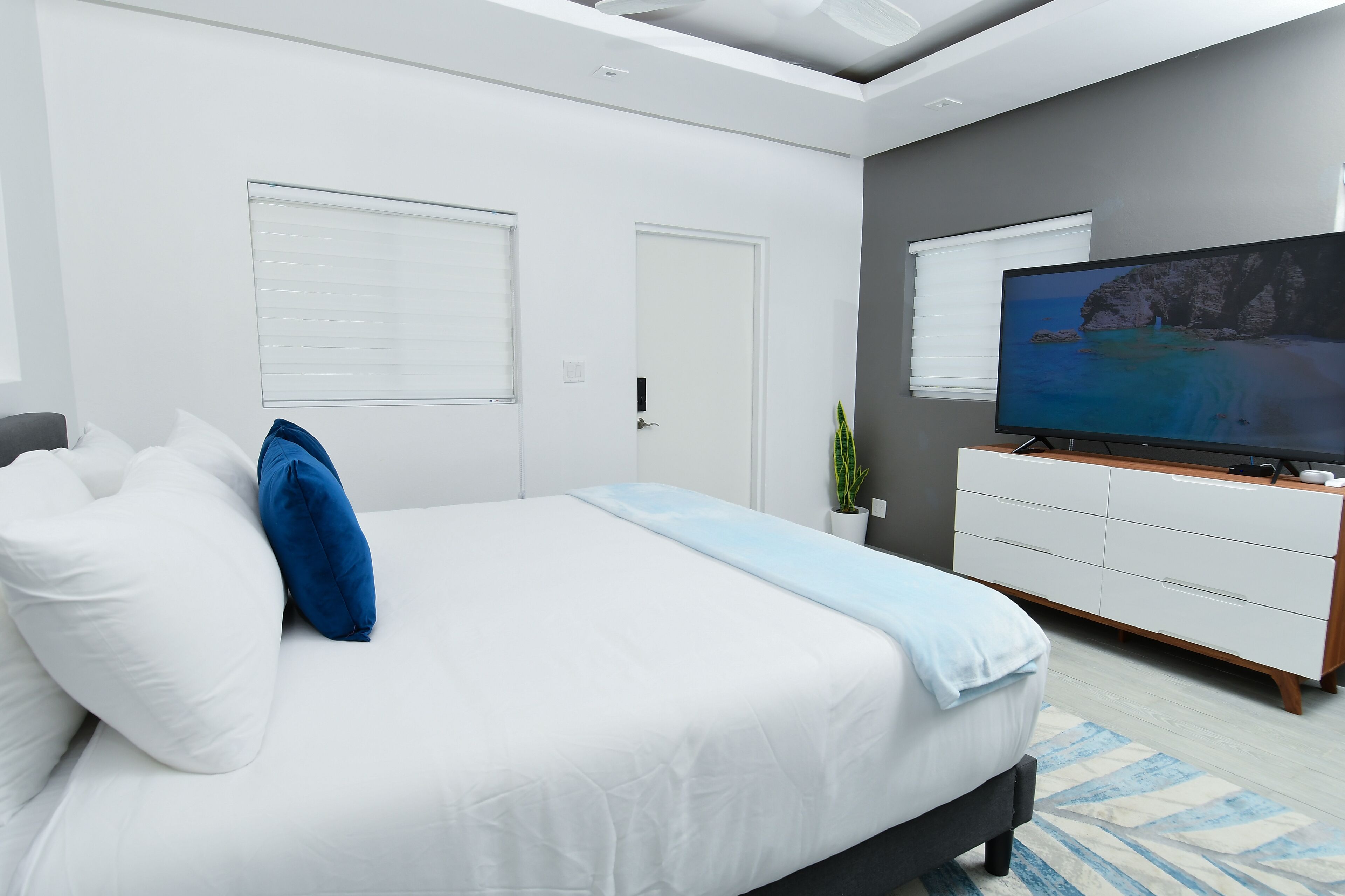 3 soverom, safe på rommet, strykejern/-brett og reiseseng for barn