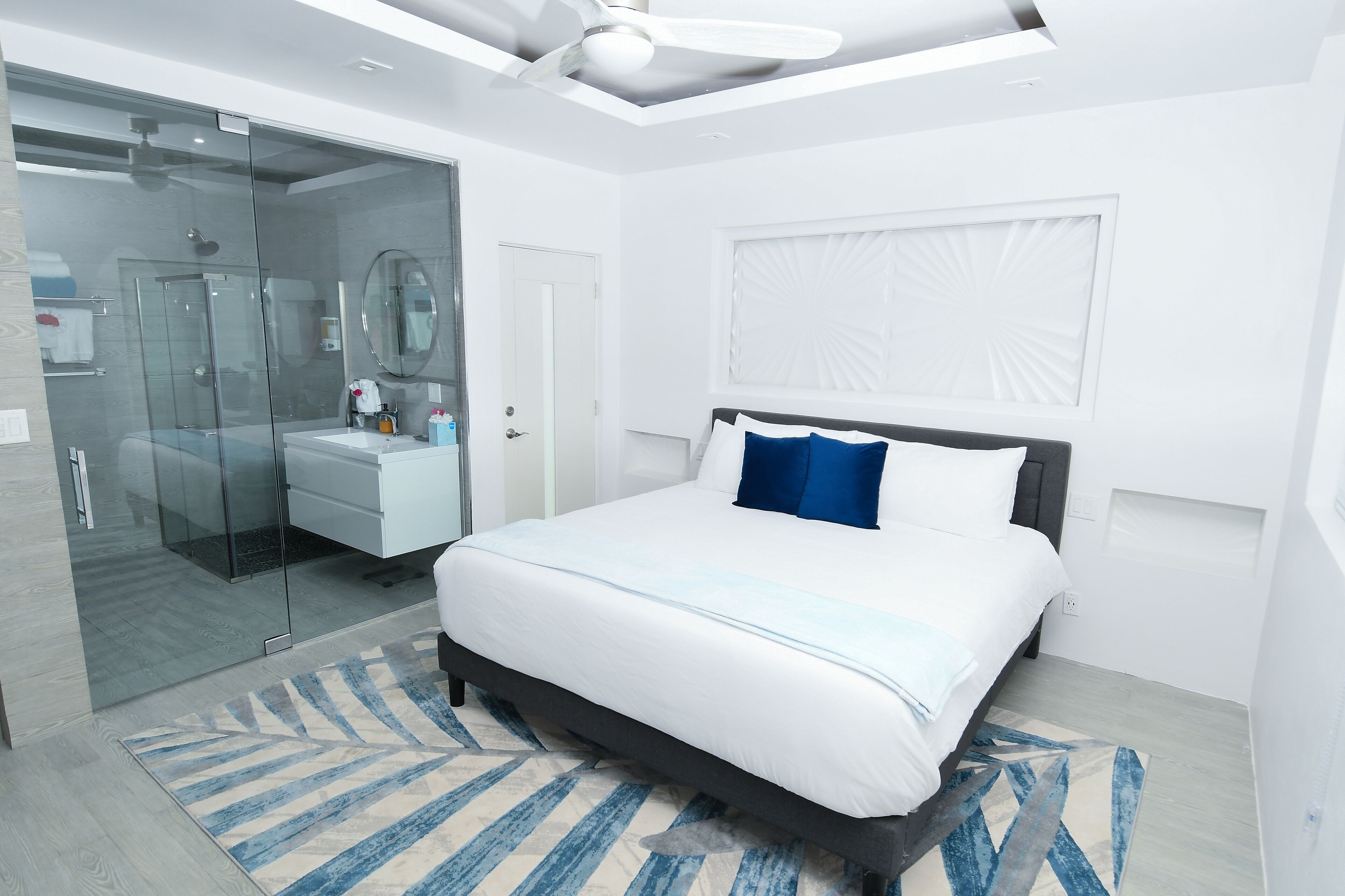 3 bedrooms, in-room safe, iron/ironing board, travel cot