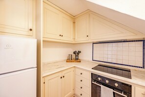 Kühlschrank, Ofen, Herdplatte, Geschirrspüler