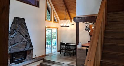 Mt cabin in private community close to Mt Baker