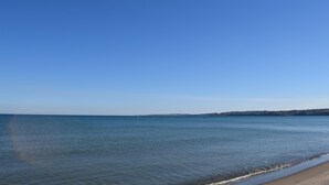 A beach with calm water and a clear sky. - Eclisse House Few Steps From The Sea, Augusta, Italy (Augusta)