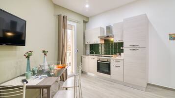 JÀÀkaappi, uuni, liesi, keittoastiat/astiat/ruokailuvÀlineet