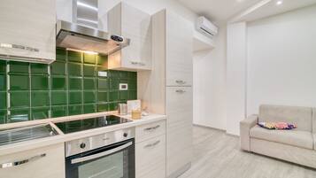 Frigorifero, forno, piano cottura, pentole/stoviglie/utensili