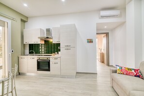 Fridge, oven, stovetop, cookware/dishes/utensils - Eclisse House Few Steps From The Sea, Augusta, Italy (Augusta)