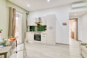 Frigorífico, horno, placa de cocina y utensilios de cocina