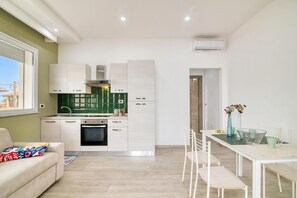 Fridge, oven, stovetop, cookware/dishes/utensils - Corallo House 200m From The Sea, Augusta, Italy (Augusta)