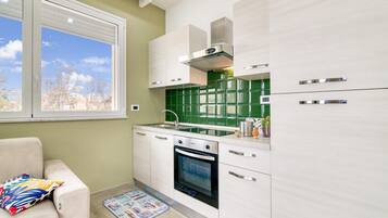 Frigorifero, forno, piano cottura, pentole/stoviglie/utensili