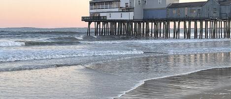 Nær stranden, solsenger og strandhåndklær