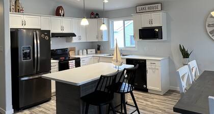 🇨🇦 Lake Winnipeg Fishing All-Seasonal Retreat