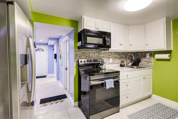 Kühlschrank, Mikrowelle, Ofen, Herdplatte