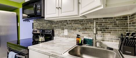 Een koelkast, een microgolfoven, een oven, een kookplaat