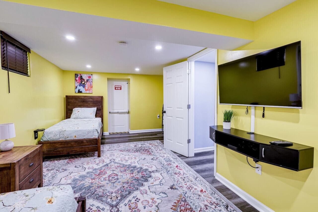 2 bedrooms, desk, iron/ironing board, WiFi