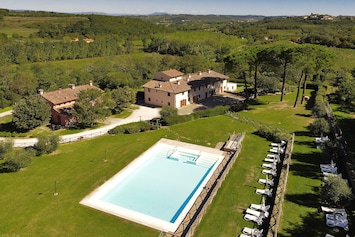 La propriété est entourée de verdure et d\'une piscine commune.