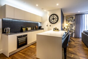 Fridge, microwave, oven, stovetop - A premium stay that sleeps 4 guests  in 2 bedrooms (York)