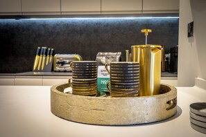 Duschwanne, Haartrockner, Handtücher