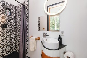 Douche, sèche-cheveux, serviettes fournies, savon