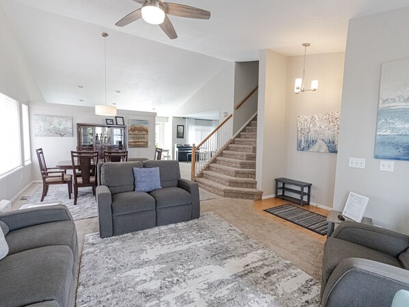 Smart TV, chimenea, monitor de computadora y impresora