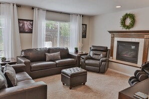 Smart TV, chimenea, monitor de computadora y impresora