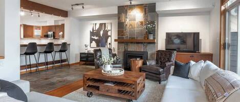 Smart TV, chimenea, oficina