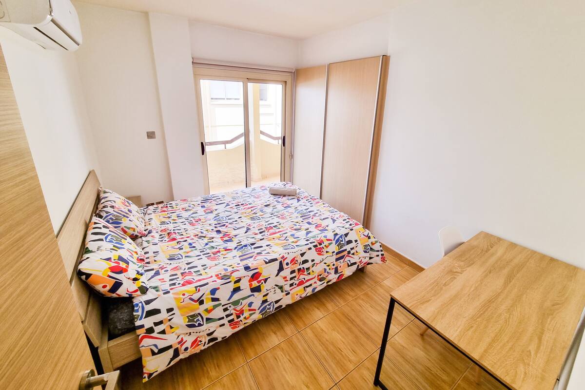 Tabla de planchar con plancha, wifi gratis y ropa de cama