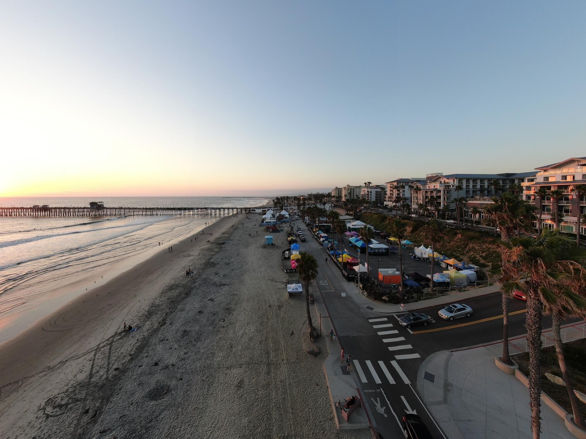 Vlak bij het strand, ligstoelen, strandlakens