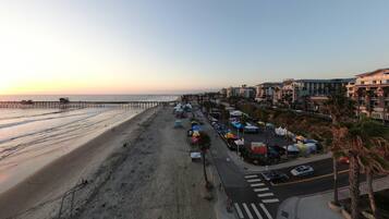 Vlak bij het strand, ligstoelen, strandlakens