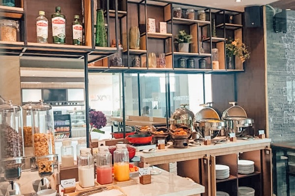 Sarapan bungkus setiap hari (IDR 35000 seorang)