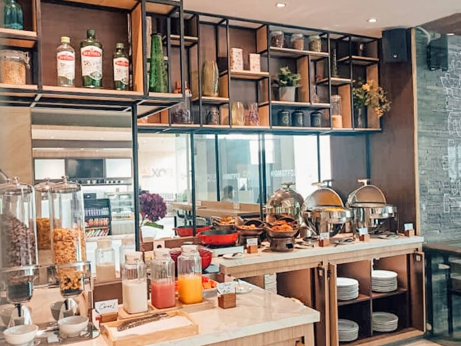 Se ofrece un desayuno para llevar (35000 IDR por persona)