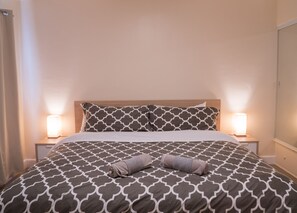 1 室のベッドルーム、デスク、アイロン / アイロン台、WiFi (無料)