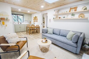 Smart-TV, Kamin, Bücher