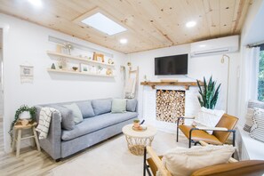 Smart-TV, Kamin, Bücher