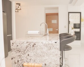 Full-sized fridge, microwave, oven, stovetop