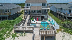 Une propriété située en bord de mer, dotée d’une piscine, de plusieurs terrasses et offrant une vue sur l’océan.