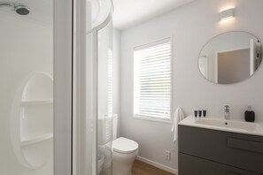 Villa Deluxe | Salle de bain | Pomme de douche hydromassante, serviettes fournies, savon, shampooing