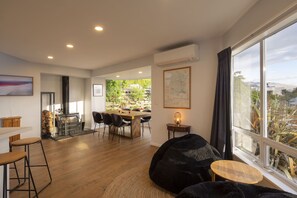 Deluxe Villa | In-room dining - 6b Edinburgh (Queenstown)