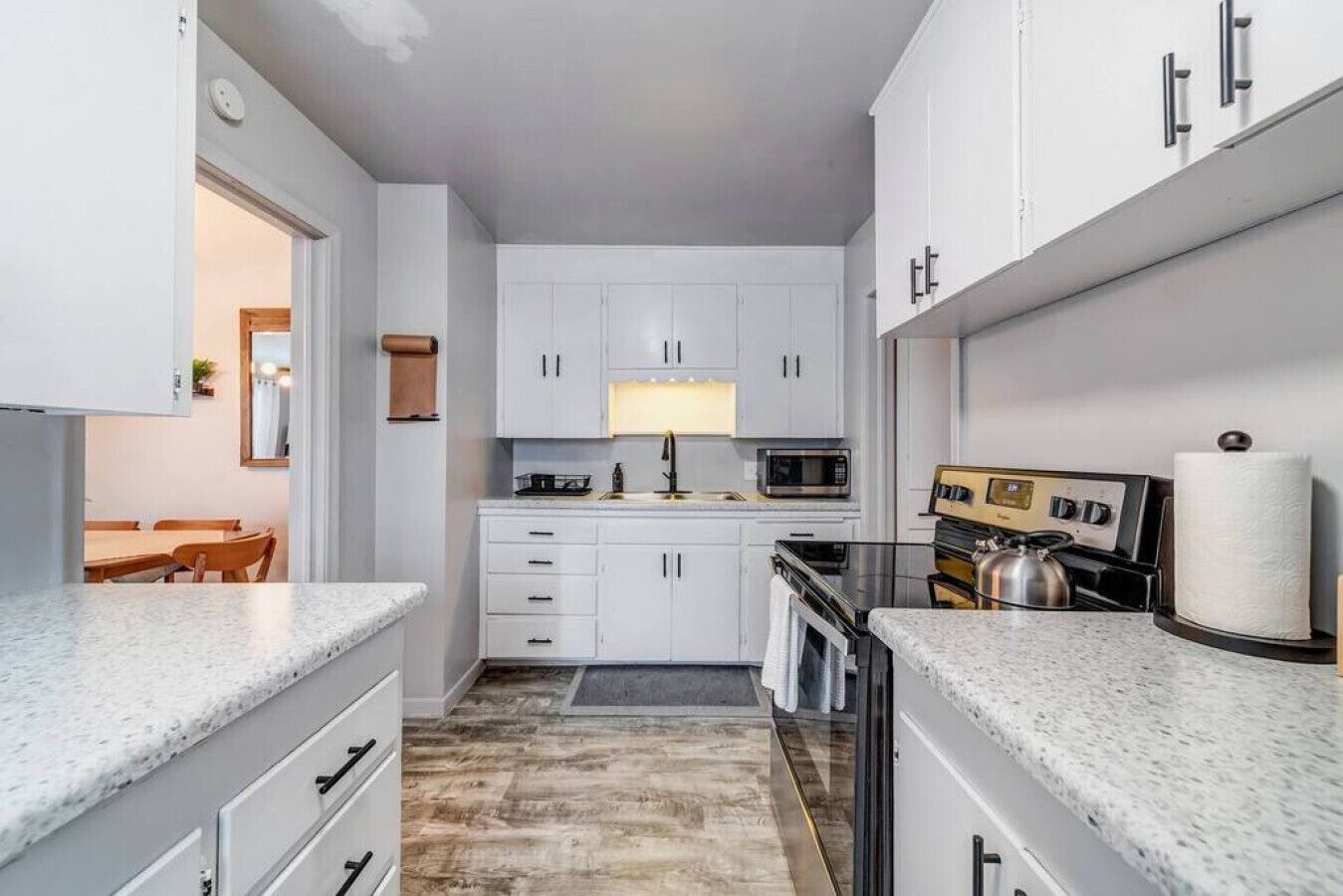 Een koelkast, een magnetron, een oven, een kookplaat