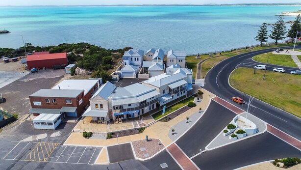 Un hôtel en bord de mer au design moderne, doté d’une cour int érieure et offrant une vue sur la mer.
