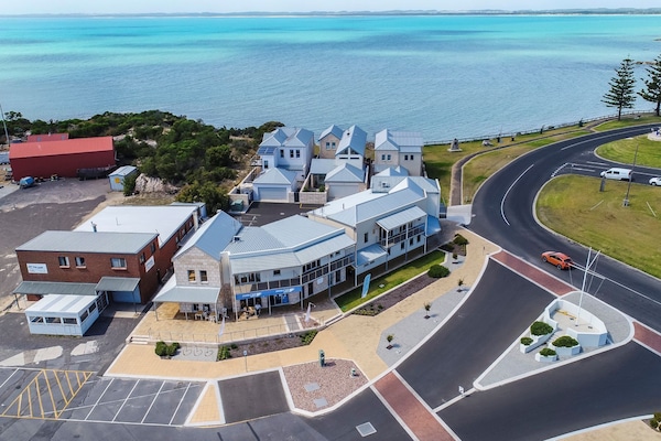 Waters Edge Apartment