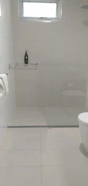 Bathtub, hair dryer, towels, soap - Robe Marina Waters Edge View Apartment (Robe)