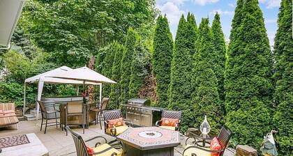 Charming & Cozy Apartment w/ Hot tub patio.