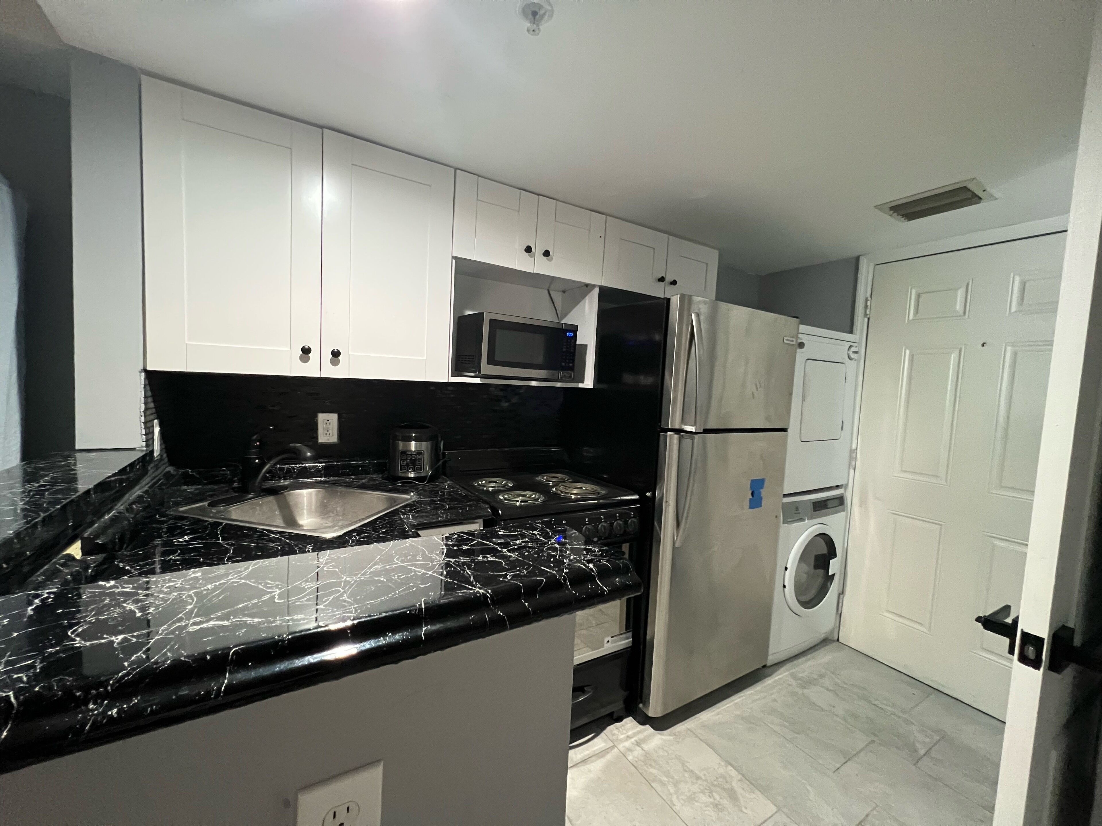 ثلاجة، ميكر وويف، موقد طهي مسطح، ماكينة لصنع القهوة/الشاي