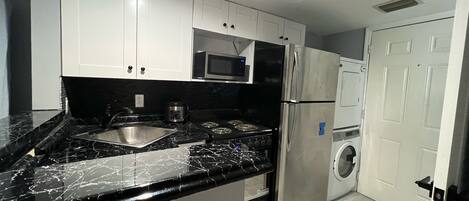 冷蔵庫、電子レンジ、コンロ、コーヒー / ティーメーカー